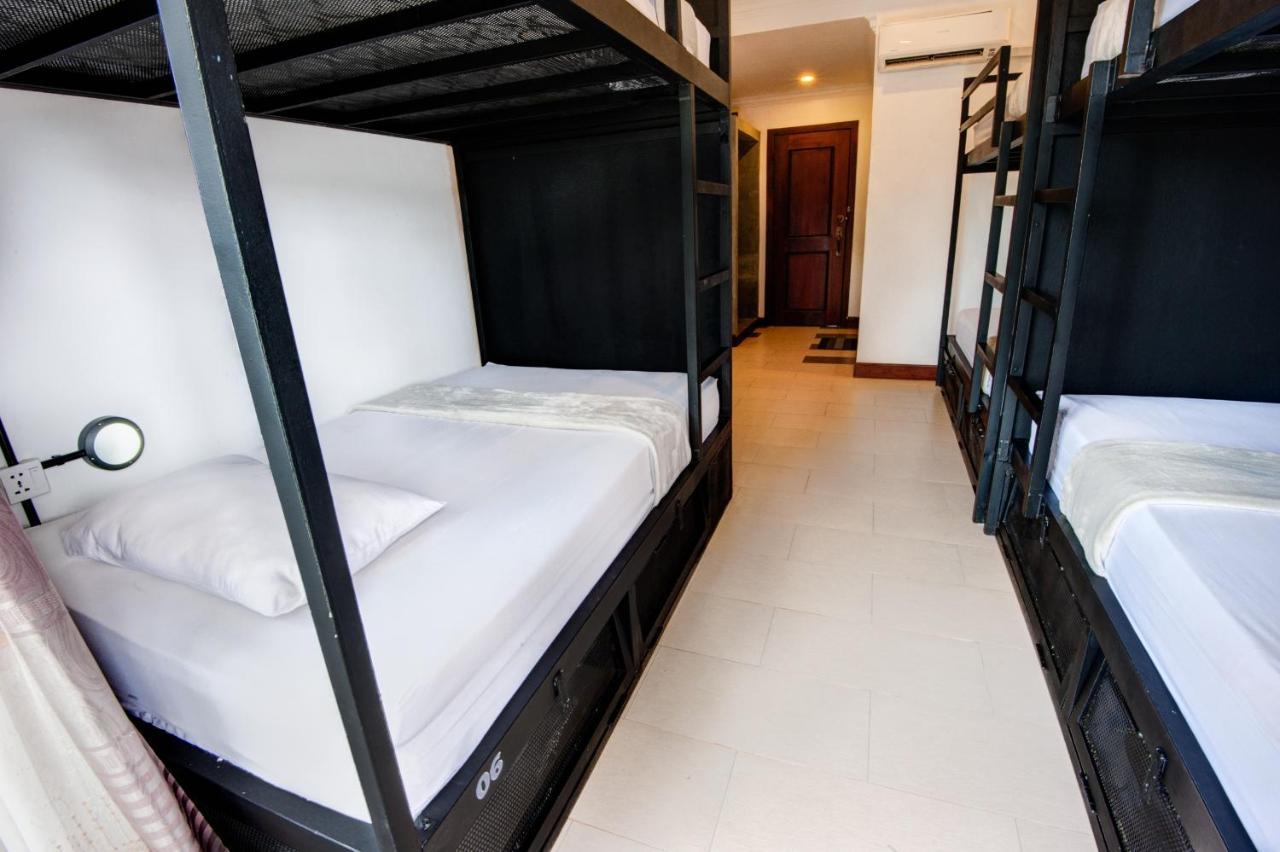 Mad Monkey Hostel Сіємреап Екстер'єр фото