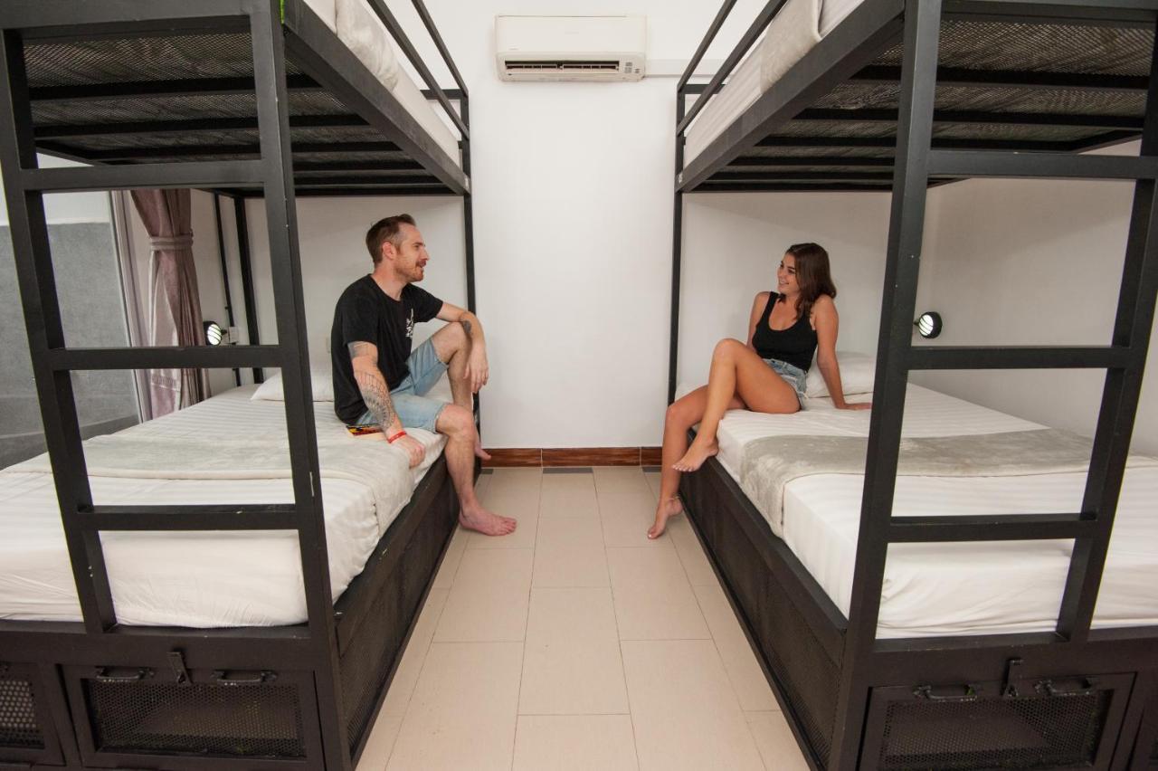 Mad Monkey Hostel Сіємреап Екстер'єр фото