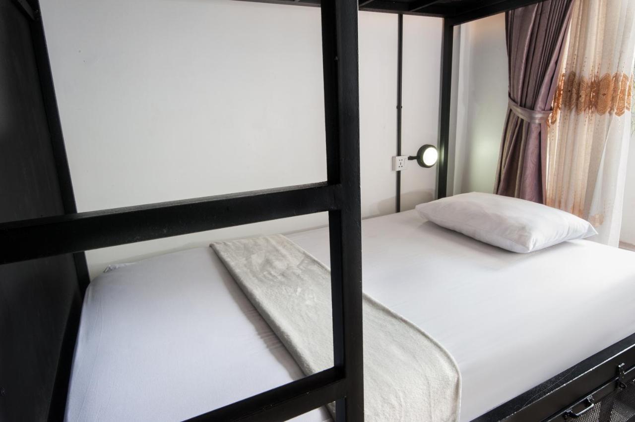 Mad Monkey Hostel Сіємреап Екстер'єр фото