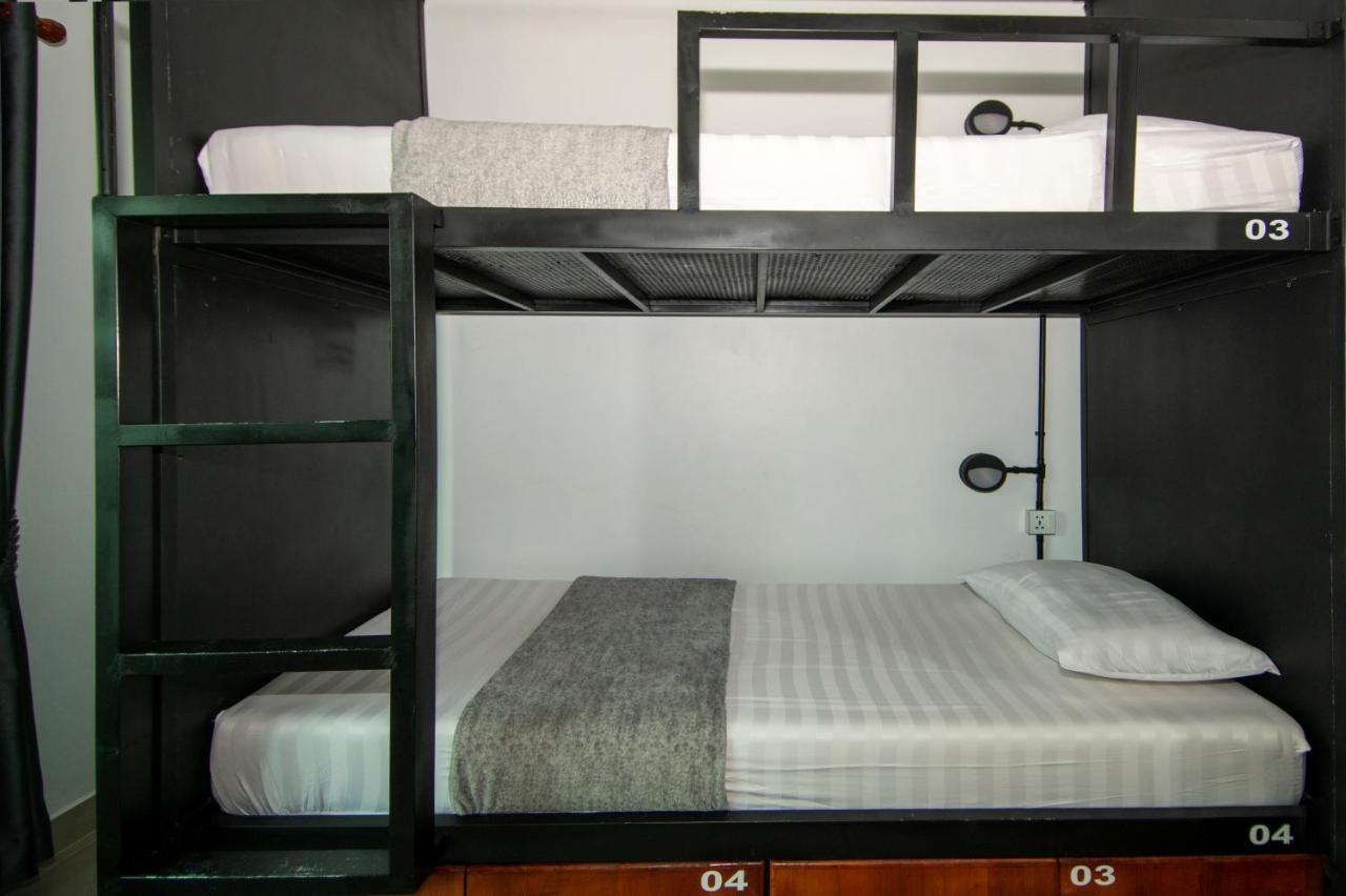 Mad Monkey Hostel Сіємреап Екстер'єр фото