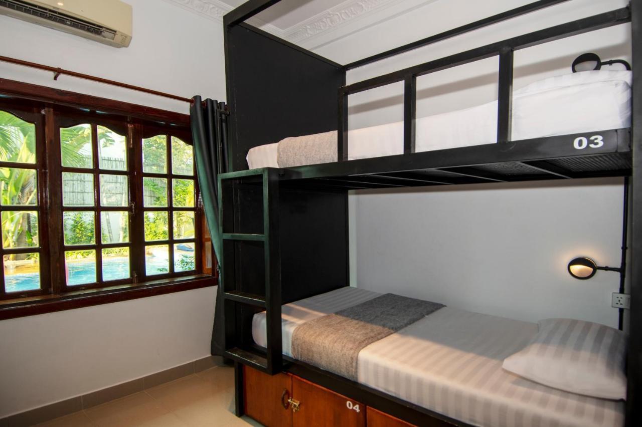Mad Monkey Hostel Сіємреап Екстер'єр фото